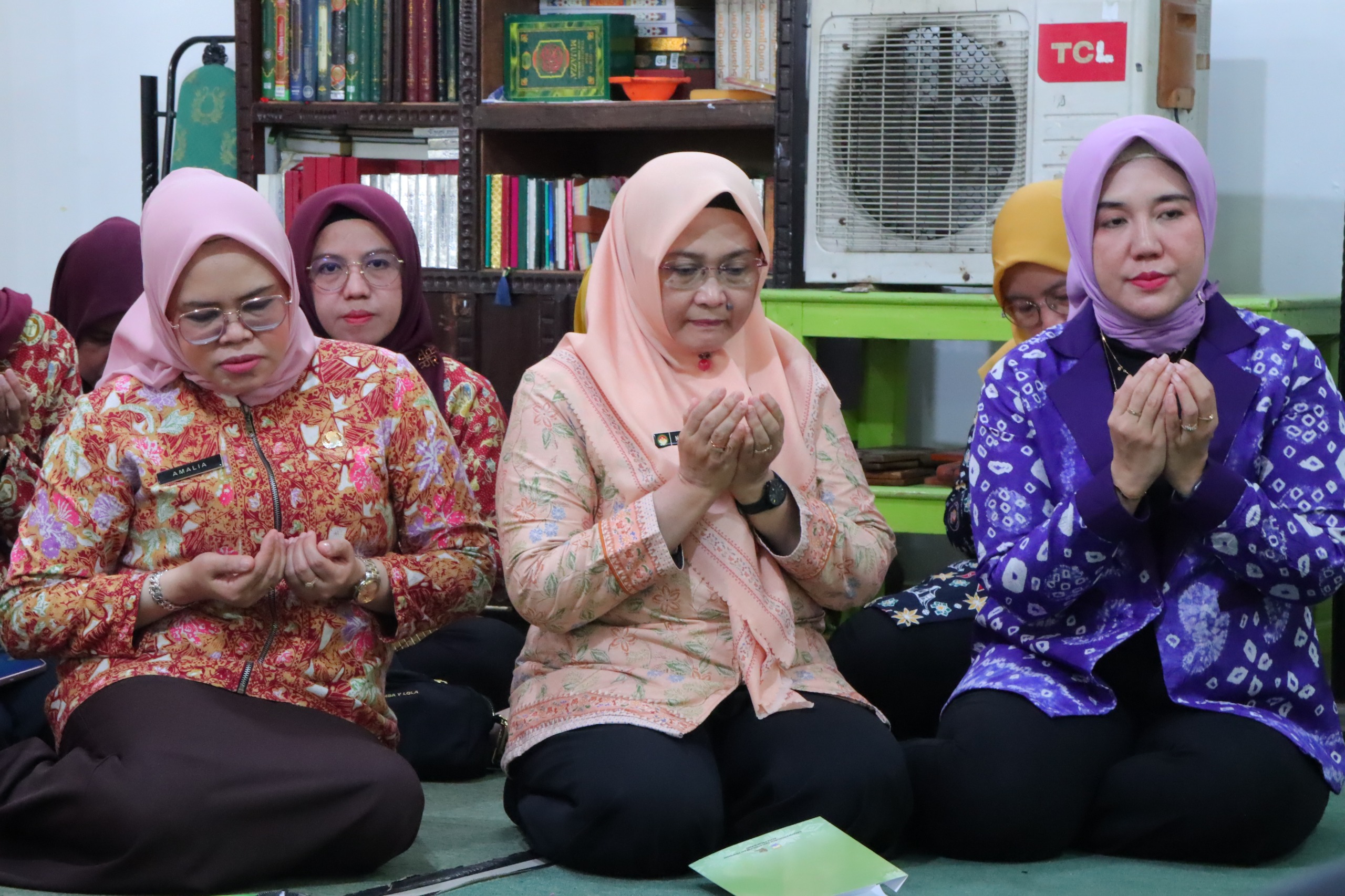 Ketua Dharma Wanita Persatuan (DWP) Kota Palembang, Ida Royani, bersama pengurus saat menyerahkan bantuan kepada anak-anak Panti Asuhan Al Yamin di Kelurahan 13 Ulu dalam kegiatan Ramadhan Berbagi.