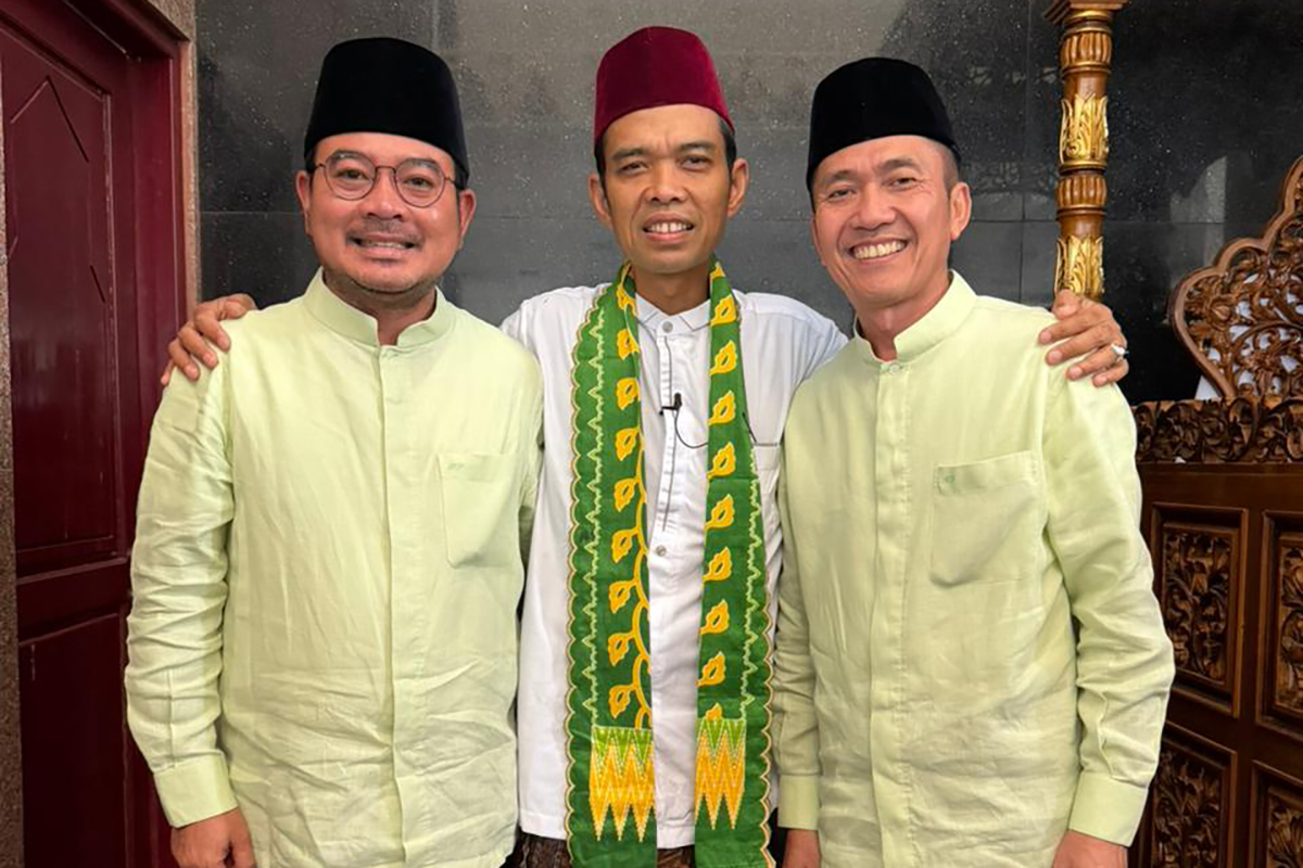 Wali Kota Palembang Ratu Dewa dan Wakil Wali Kota Prima Salam mengikuti Salat Jumat dalam kegiatan Safari Jumat di Masjid Assadah Polda Sumatera Selatan yang juga menghadirkan tausiyah dari Abdul Somad.