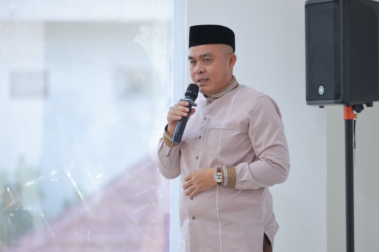 Sekretaris Daerah Kota Palembang, Aprizal Hasyim, memberikan sambutan pada acara tasyakuran HUT ke-107 Dinas Pemadam Kebakaran dan Penyelamatan Kota Palembang di Palembang sebagai bentuk apresiasi atas dedikasi 1.154 petugas yang selalu siaga menjaga keselamatan masyarakat.