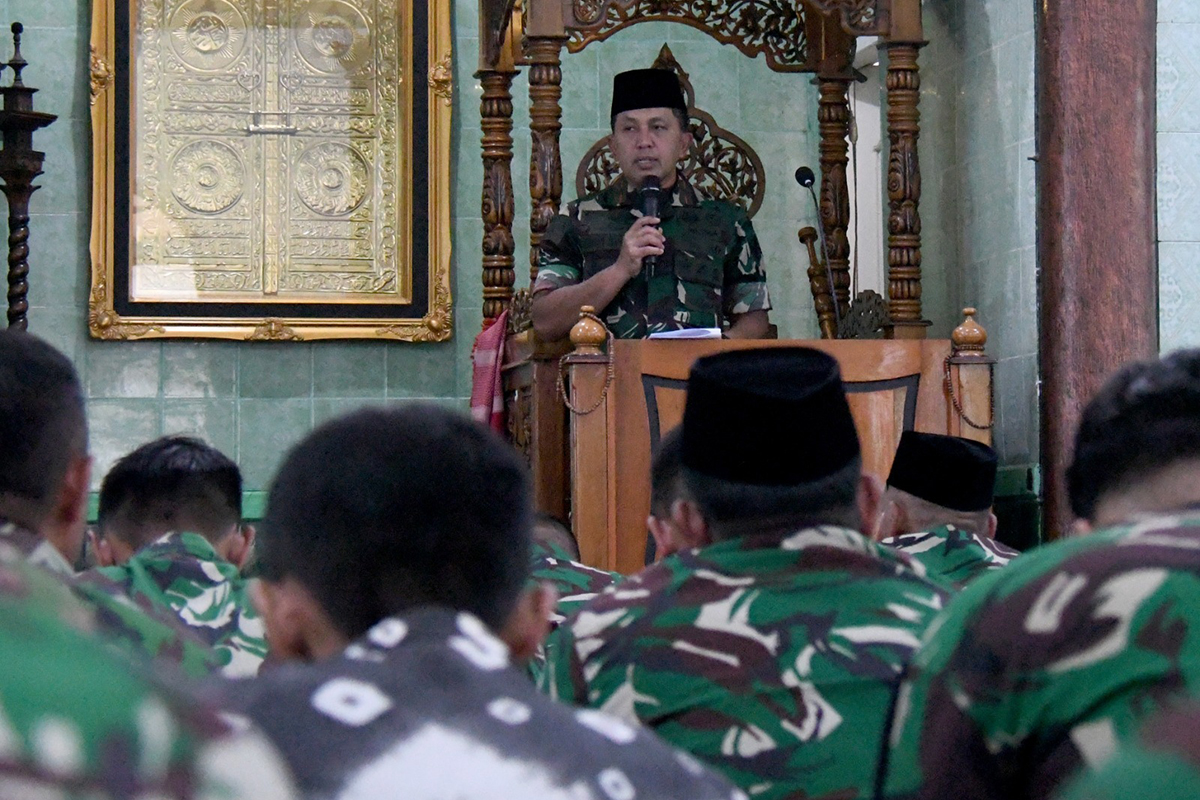 Komandan Korem 044/Gapo Brigjen TNI Khabib Mahfud, S.I.P., M.M memberikan sambutan pada peringatan Nuzulul Qur’an di Masjid Al Ikhlas Makorem 044/Gapo, Jumat (13/3/2026), sebagai bagian pembinaan mental dan spiritual prajurit di bulan Ramadhan.
