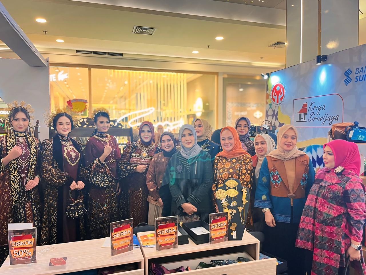 Ketua Dekranasda Sumsel Febrita Lustia Herman Deru menghadiri parade busana muslim Kriya Sriwijaya Raya Fashion di Palembang Indah Mall (PIM) sebagai upaya mempromosikan produk kerajinan lokal menjelang Idulfitri.