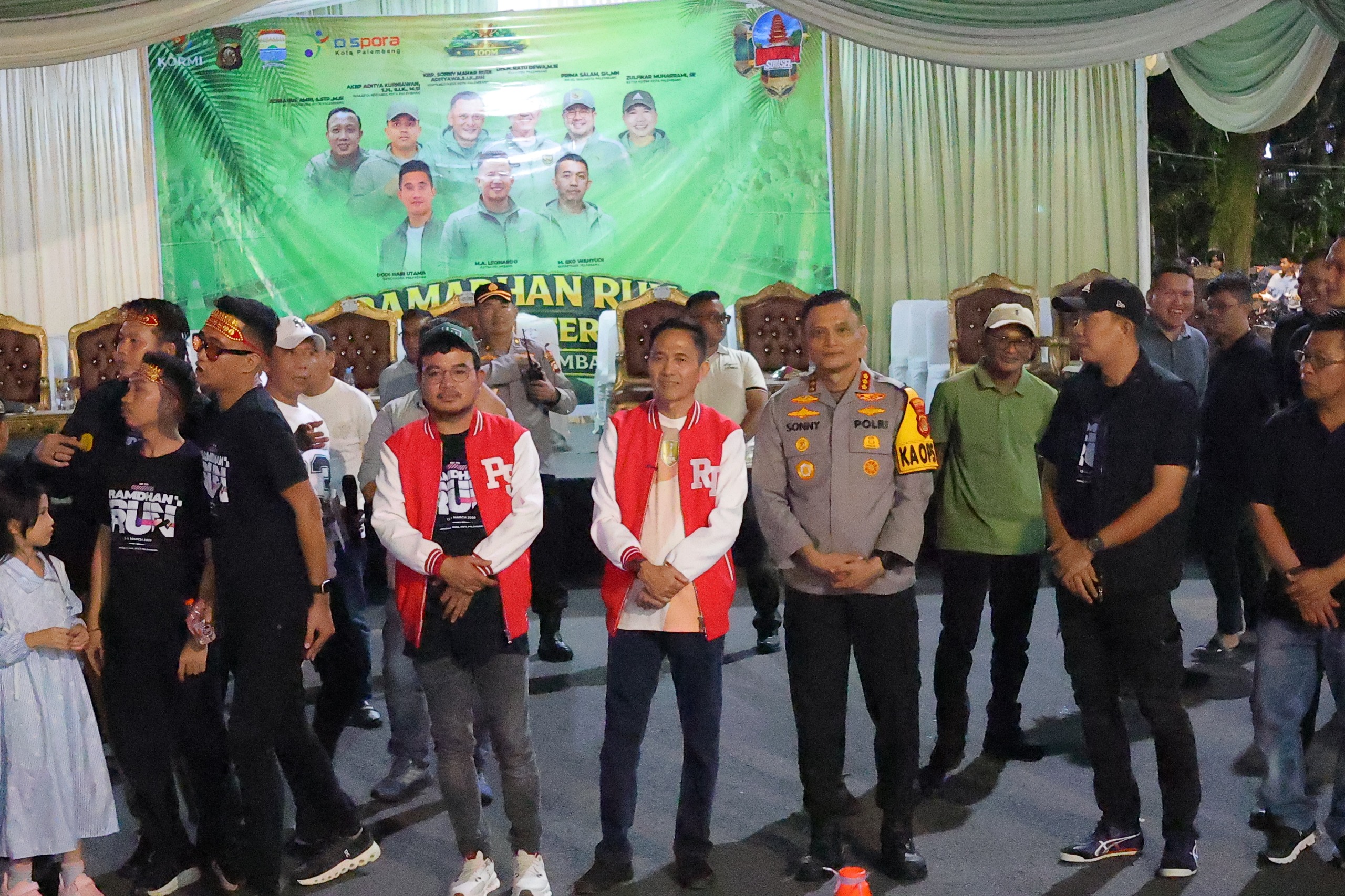 Wali Kota Palembang Ratu Dewa didampingi Wakil Wali Kota Prima Salam dan Kapolrestabes Palembang KBP Sonny Mahar Budi Adityawan melepas peserta Ramadhan Run 100 M 2026 dari rumah dinas Wali Kota Palembang, Sabtu malam (14/3/2026).