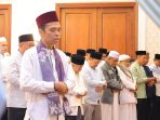 Ustadz Abdul Somad memimpin Sholat Tarawih berjamaah dalam rangkaian peringatan 40 hari wafatnya tokoh masyarakat Kms. H.A. Halim Ali Bin Kms. Ali di Graha Dakwah Alhalim Palembang.