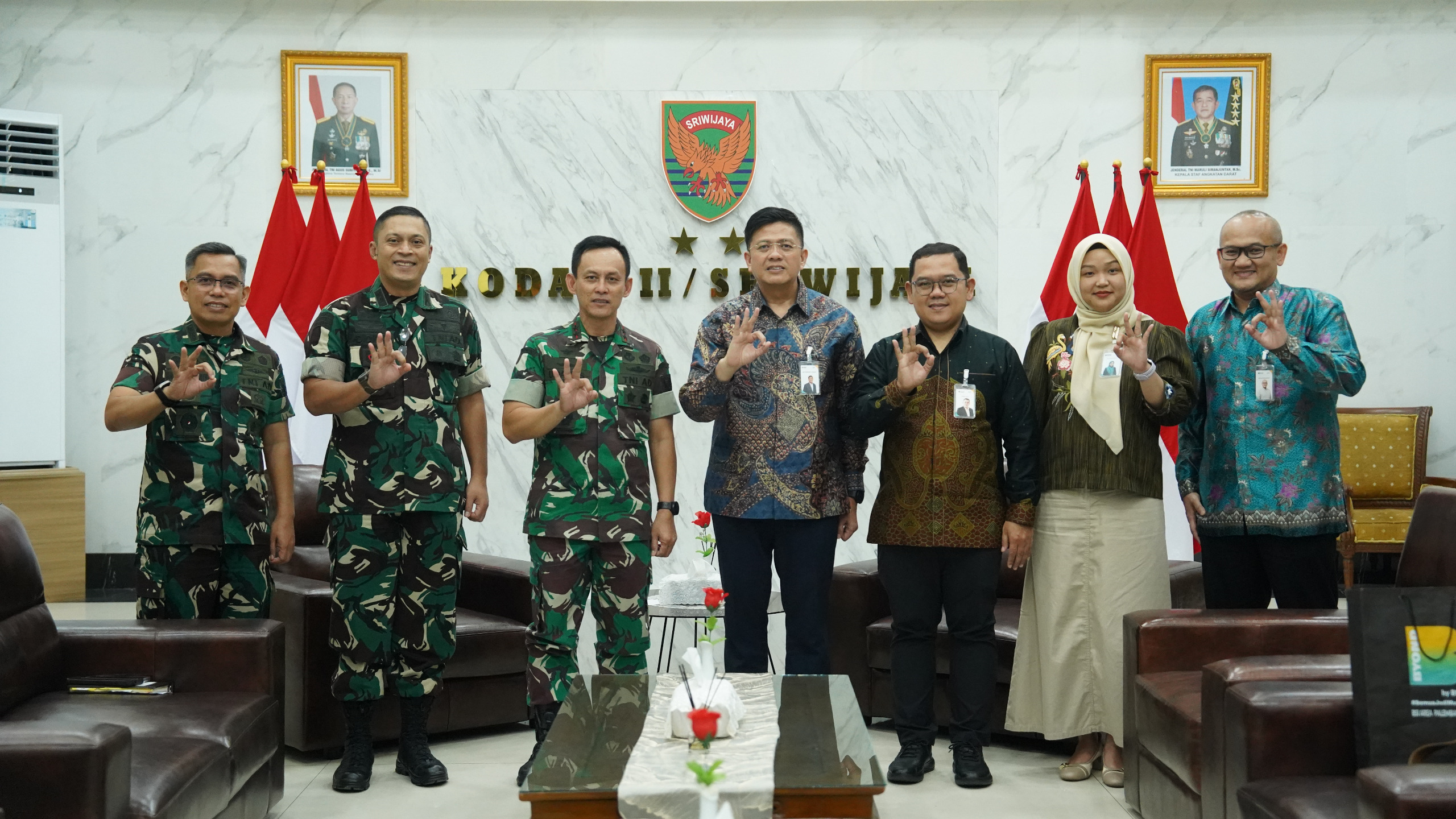 Pangdam II/Sriwijaya, Mayjen TNI Ujang Darwis, menerima audiensi jajaran Bank Syariah Indonesia (BSI) di Makodam II/Sriwijaya Palembang, membahas peluang kolaborasi strategis untuk mendukung pembangunan daerah.