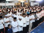 Danrem 044/Gapo Brigjen TNI Khabib Mahfud mengikuti sholat Tarawih berjamaah dalam rangka penutupan Safari Ramadhan 2026.