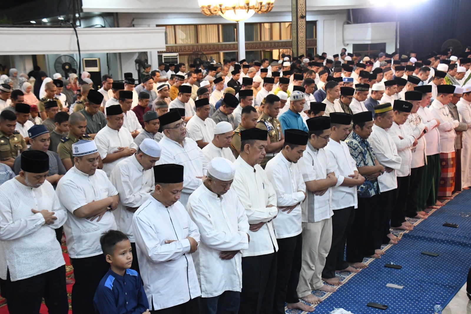 Danrem 044/Gapo Brigjen TNI Khabib Mahfud mengikuti sholat Tarawih berjamaah dalam rangka penutupan Safari Ramadhan 2026.