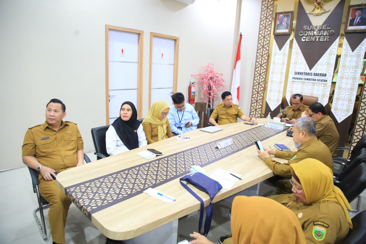 Sekda Sumsel Edward Candra mengikuti Rakornas Pengendalian Inflasi Daerah 2026 secara virtual dari Command Center Kantor Gubernur Sumsel, Senin (16/3/2026).