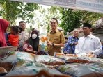 Bupati OKI menyerahkan bantuan beras hasil sedekah ASN kepada warga dhuafa di Kayuagung, Selasa (17/3).