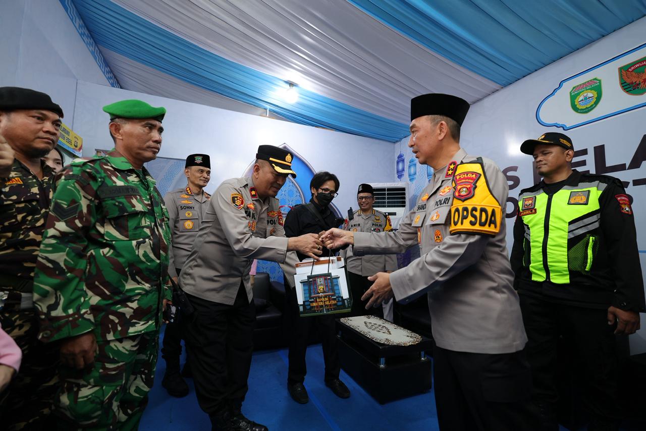 Tinjau Posyan Simpang 5 DPRD, Kapolda Sumsel Ingatkan Kewaspadaan dan Kesehatan Personel