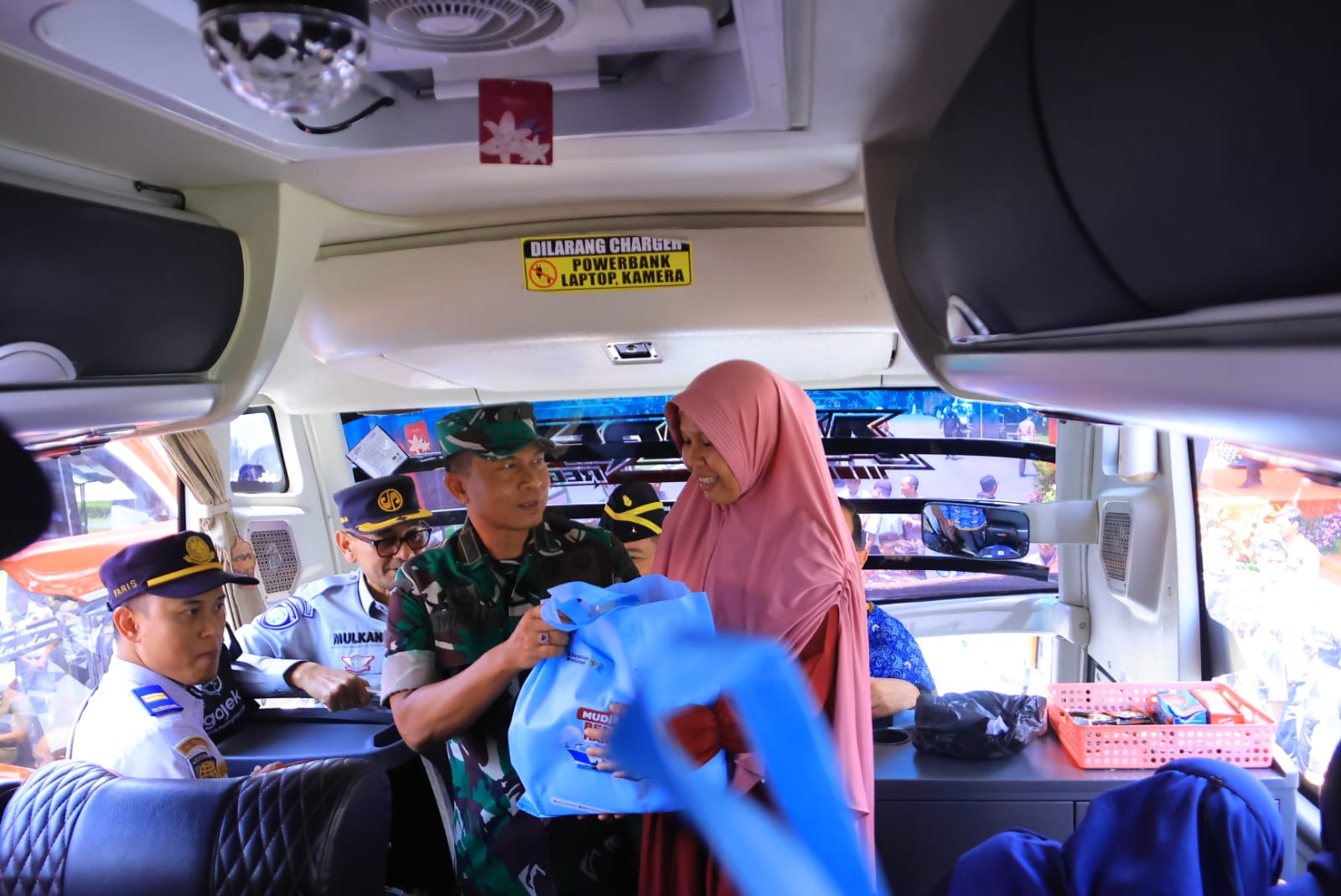 Kasdam II/Sriwijaya bersama jajaran Forkopimda Sumsel melepas peserta Mudik Gratis 2026 di Griya Agung Palembang, Selasa (17/03/2026).