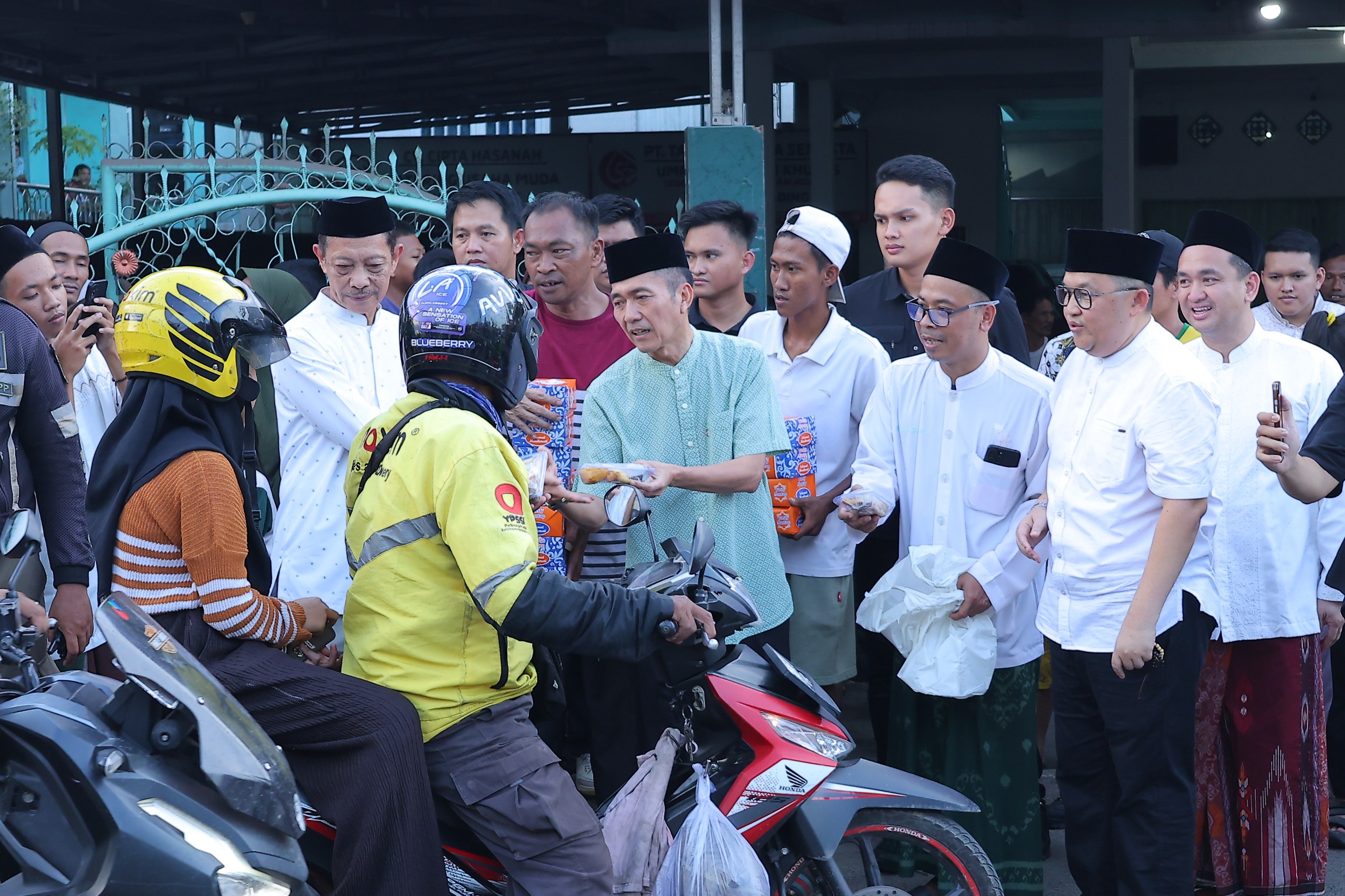 Wali Kota Ratu Dewa turun langsung membagikan takjil kepada warga di kawasan Jalan KH Azhari, Seberang Ulu II. Kegiatan “Berbagi Takjil Berkah Ramadan” bersama Lazisnu PWNU Sumsel disambut antusias masyarakat yang memadati lokasi sejak sore hari.