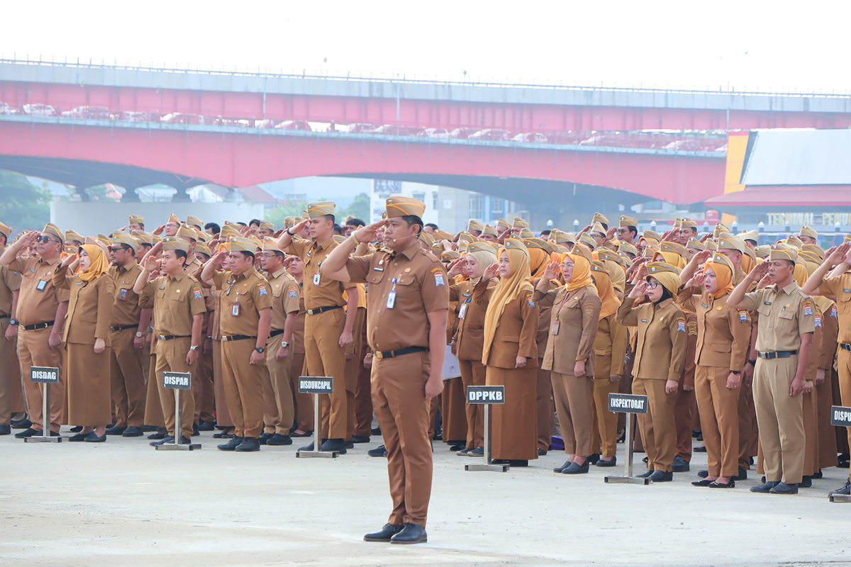 Ribuan ASN Pemerintah Kota Palembang mengikuti apel gabungan dan Halalbihalal pasca Idul Fitri 1447 H di pelataran Benteng Kuto Besak, Senin (30/3/2026).