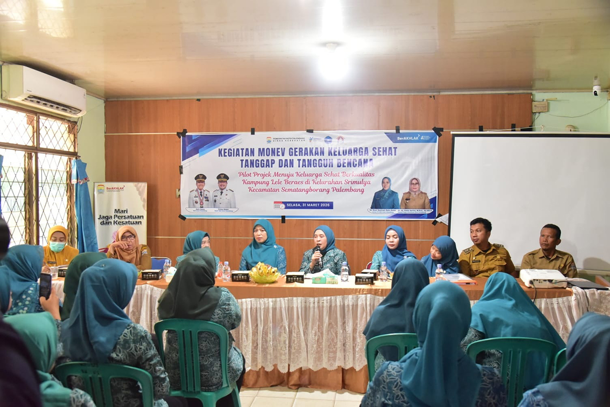 Ketua TP PKK Kota Palembang, Dewi Sastrani Ratu Dewa, saat memberikan arahan dalam kegiatan Monitoring dan Evaluasi (Monev) di Kelurahan Sri Mulya, Kecamatan Sematang Borang, guna memperkuat program Keluarga Sehat, Tanggap, dan Tangguh Bencana.