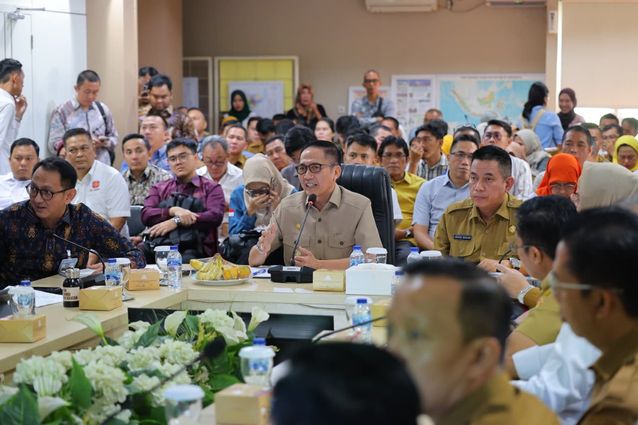 Wali Kota Palembang Ratu Dewa memimpin rapat persiapan kunjungan Menteri PKP RI di Kantor Bappeda Litbang, Selasa (31/3/2026).