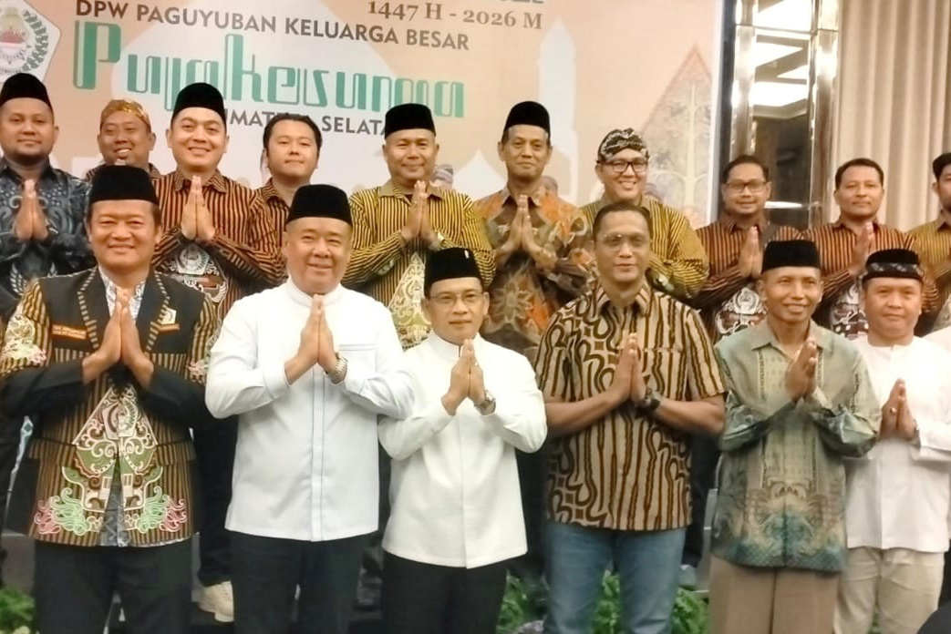 Ketua Umum DPP PKB Pujakesuma Eko Sopianto bersama Wakil Gubernur Sumatera Selatan Cik Ujang dan Ketua DPW PKB Pujakesuma Sumsel Devi Suhartoni saat menghadiri acara buka bersama keluarga besar Pujakesuma di Hotel Arista Palembang.