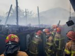 Petugas damkar berjibaku memadamkan api yang melalap tiga rumah semipermanen di Lorong Manggar, Kelurahan Lawang Kidul, Palembang, Minggu (1/3/2026) siang.