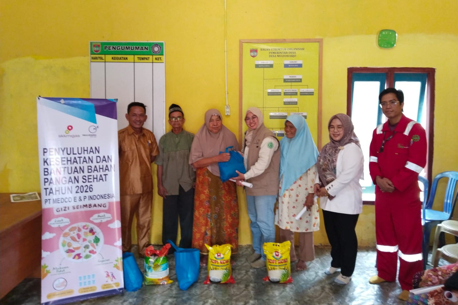 Perwakilan PT Medco E&P Indonesia menyalurkan paket pangan sehat kepada masyarakat dalam kegiatan penyuluhan kesehatan Ramadan di salah satu desa di Kabupaten Lahat, Sumatera Selatan.