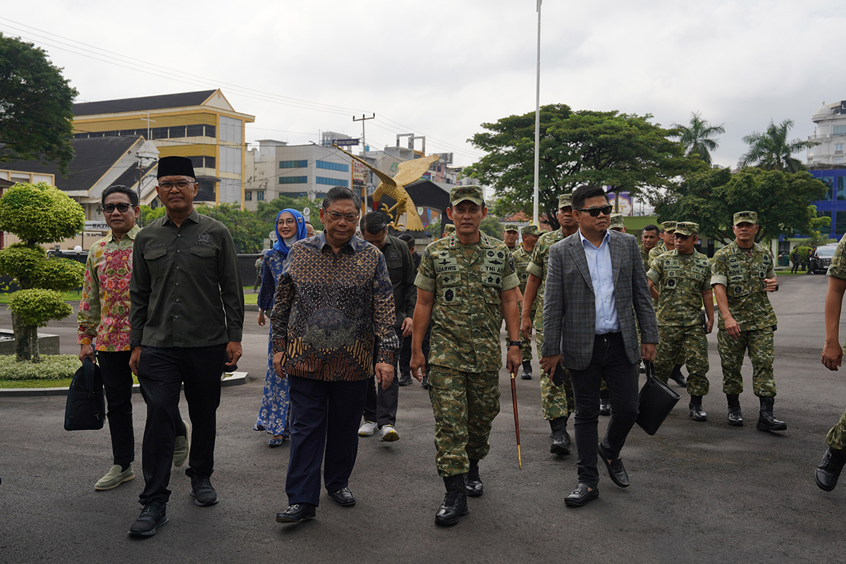 Pangdam II/Sriwijaya Mayjen TNI Ujang Darwis, M.D.A. menerima kunjungan kerja reses Komisi I DPR RI yang dipimpin Ketua Komisi I Utut Adianto di Makodam II/Sriwijaya, Palembang, Senin (9/3/2026).
