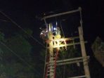 Gerak cepat petugas PLN ULP Prabumulih memperbaiki jaringan listrik di Muara Dua setelah gangguan akibat isolator rusak, Rabu (18/3).