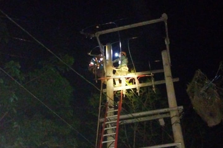 Gerak cepat petugas PLN ULP Prabumulih memperbaiki jaringan listrik di Muara Dua setelah gangguan akibat isolator rusak, Rabu (18/3).