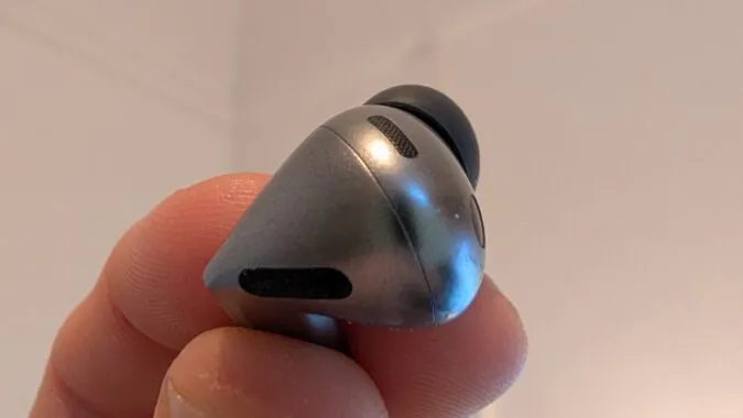 Desain ventilasi baru pada Samsung Galaxy Buds 4 Pro yang lebih nyaman digunakan dalam waktu lama.