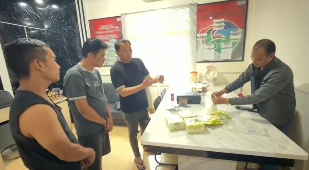 14 Jam Diintai, Polisi Sergap Mobil Sigra yang Selundupkan 4,2 Kg Sabu di Jalan Lintas Sumatera Ogan Ilir