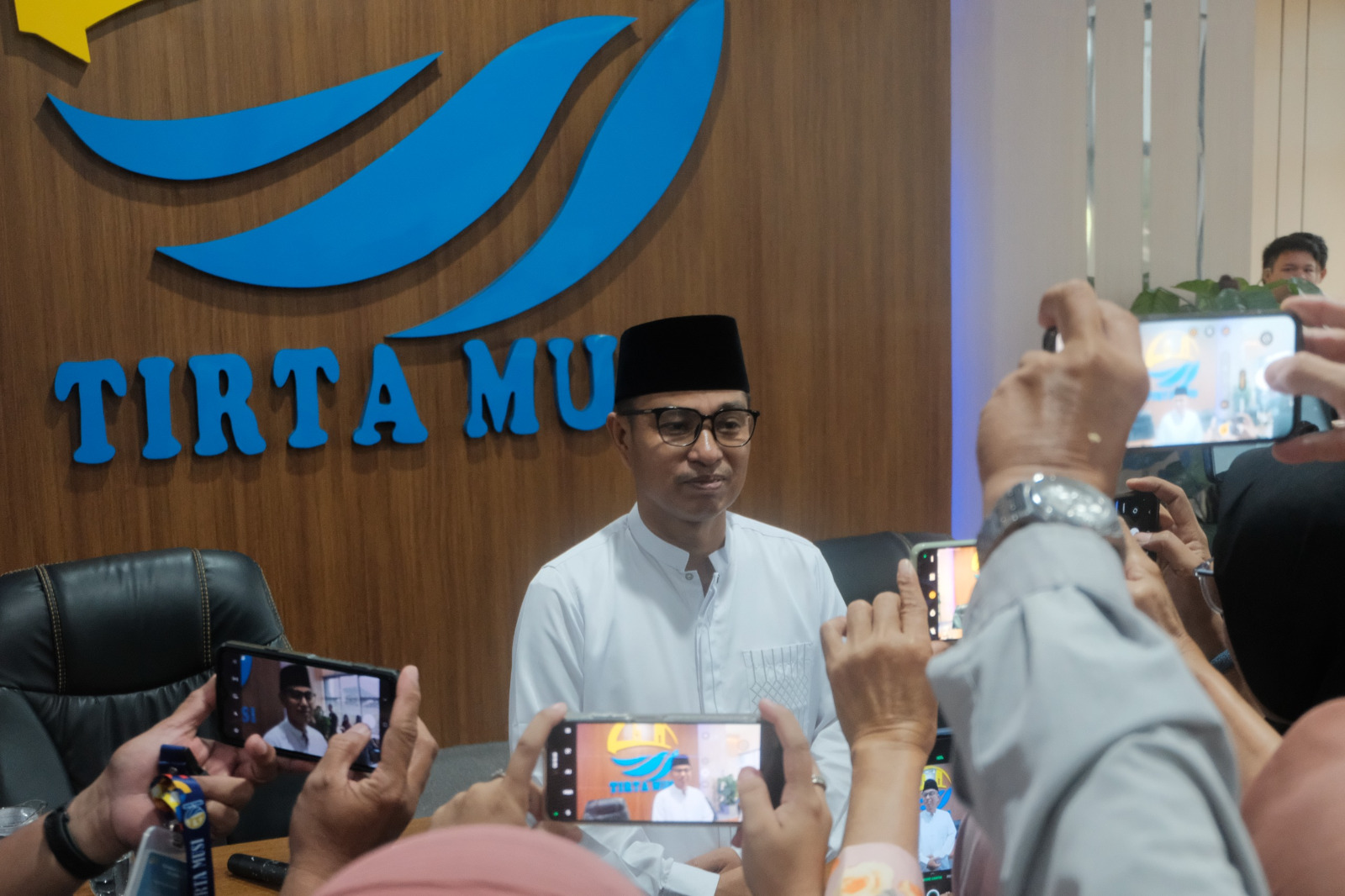 Dirut baru Tirta Musi, Teddy Andrian, menegaskan komitmen layanan air bersih 24 jam bagi masyarakat Palembang dalam silaturahmi bersama insan media di Graha Tirta Musi, Jumat (10/4/2026).