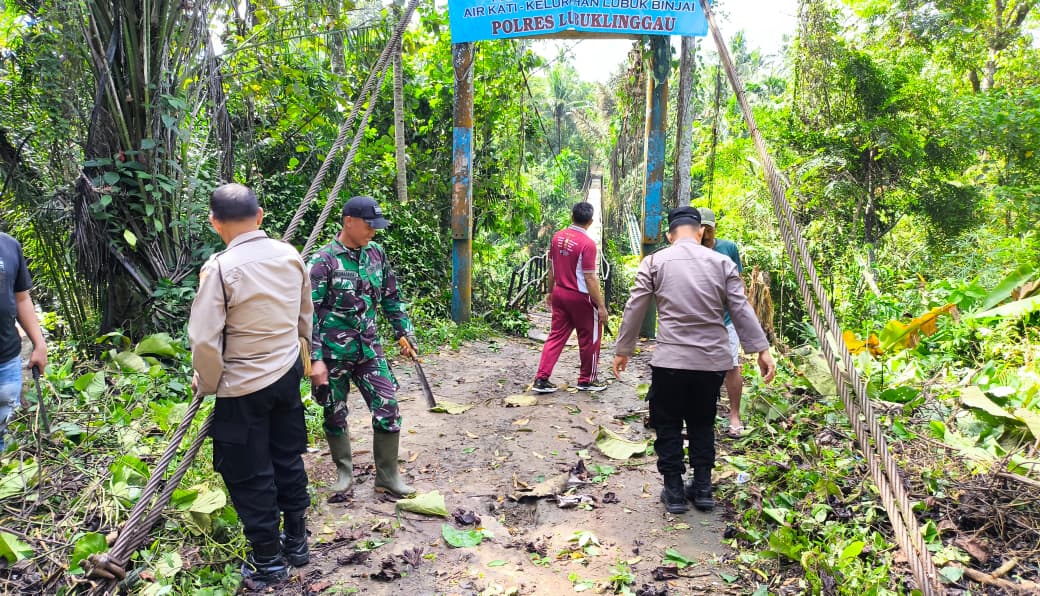 Satgas BELIDA Polda Sumsel Bersihkan Jembatan Penghubung Dua Kelurahan di Lubuklinggau
