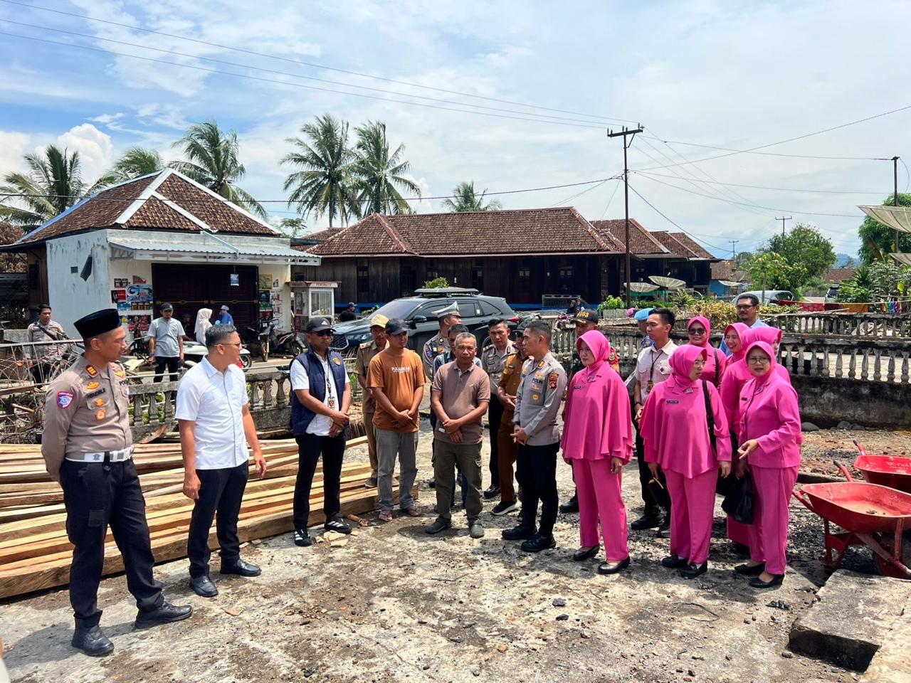 Kapolres OKU Selatan dan Bhayangkari Bantu Korban Kebakaran, Implementasi Semangat Berbuat Baik