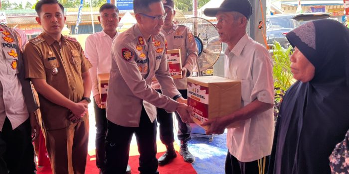 Sinergi Lintas Sektoral, Kapolres Banyuasin Salurkan Bantuan Sosial di Air Kumbang