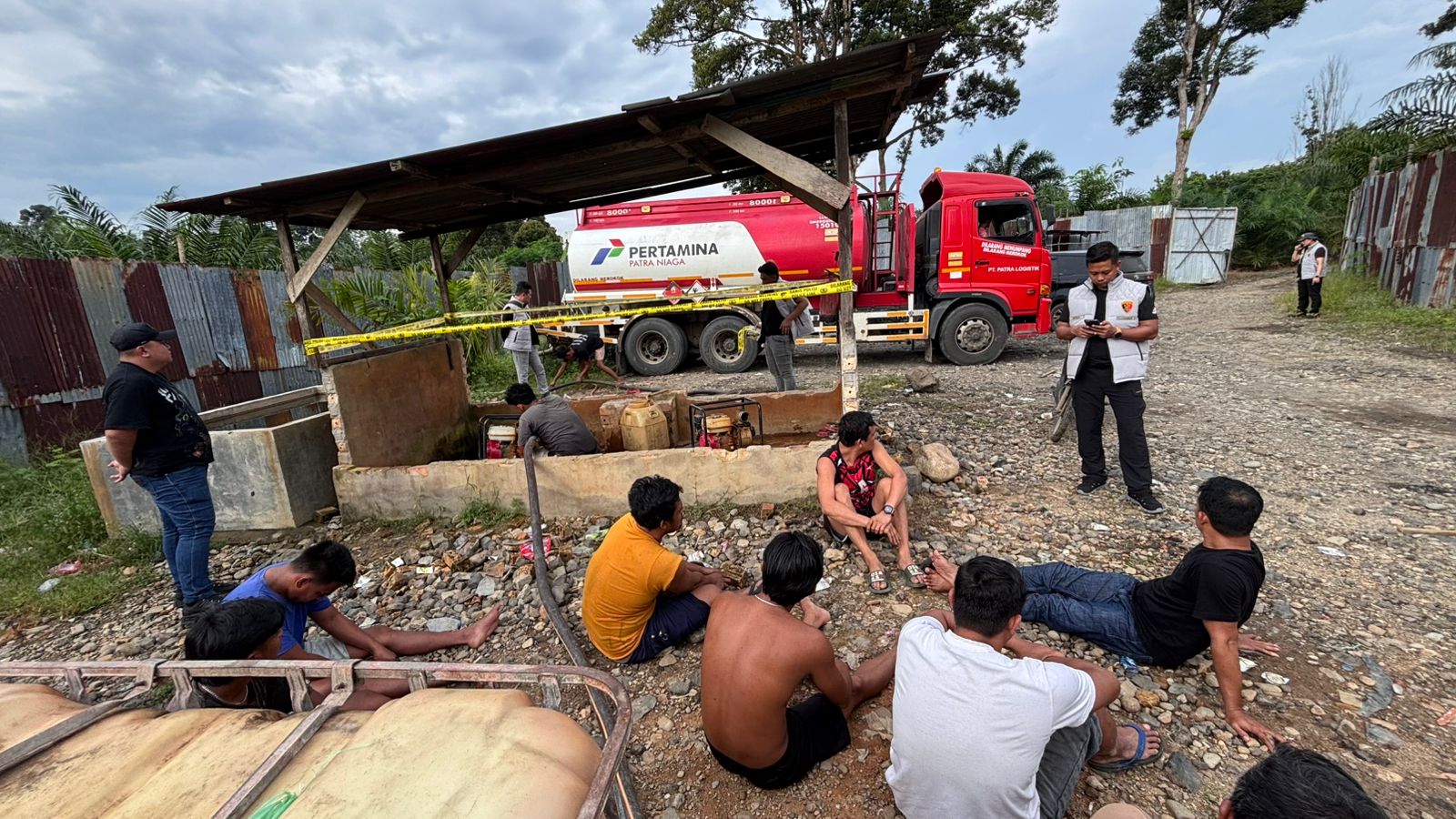 Polda Sumsel Bongkar Gudang yang Timbun BBM Subsidi di Musi Rawas, 12 Orang Ditangkap ⠀