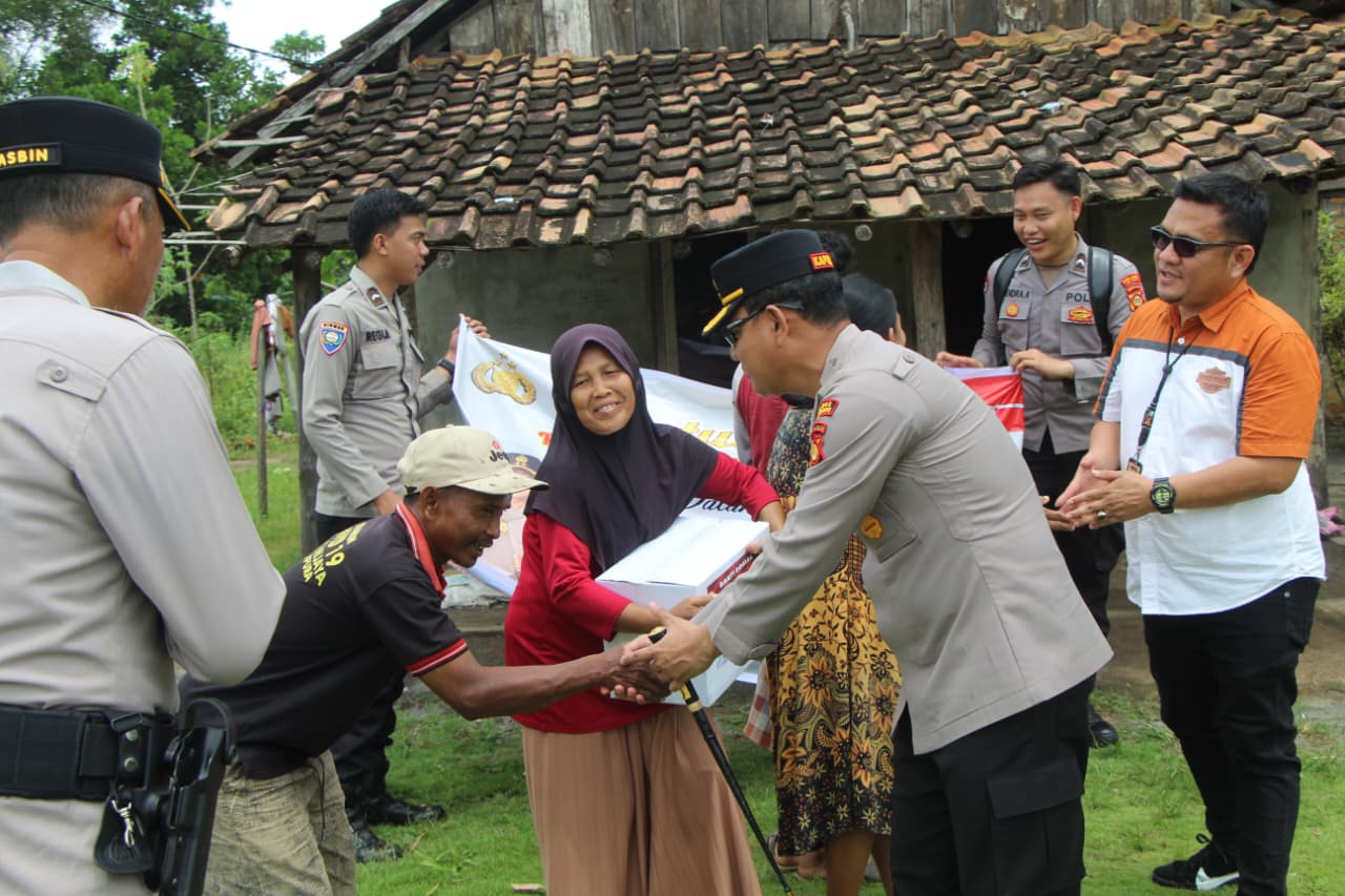 Jelang Hari Bhayangkara ke-80, Polres OKU Timur Salurkan Ratusan Paket Sembako ⠀