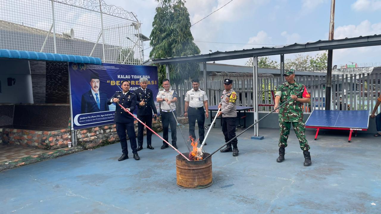 Rutan Palembang Musnahkan Barang Bukti Terlarang Hasil Penggeledahan Blok Hunian