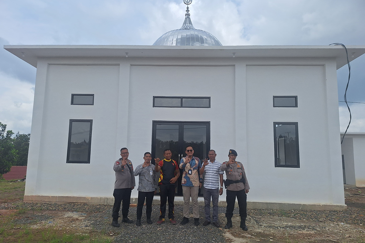 Penyerahan bantuan TJSL Bank Rakyat Indonesia oleh BRI BO A Rivai kepada Satuan Brimob Polda Sumatera Selatan untuk pembangunan Masjid Mako Brimob di Penukal Abab Lematang Ilir, Jumat (13/3/2026).