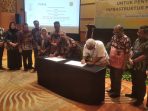 Penandatanganan hibah infrastruktur pascapanen oleh Wakil Bupati Banyuasin, Netta Indian, bersama Perum Bulog di Hotel Aryaduta Palembang, sebagai langkah strategis memperkuat ketahanan pangan dan menjaga stabilitas harga hasil pertanian, 9 April 2026.