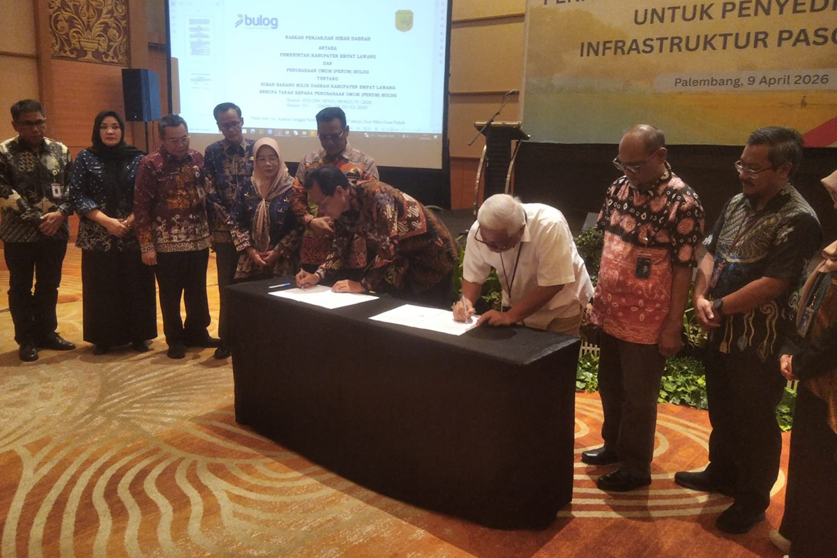 Penandatanganan hibah infrastruktur pascapanen oleh Wakil Bupati Banyuasin, Netta Indian, bersama Perum Bulog di Hotel Aryaduta Palembang, sebagai langkah strategis memperkuat ketahanan pangan dan menjaga stabilitas harga hasil pertanian, 9 April 2026.